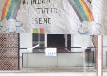 “Andrà tutto bene” sui balconi in tutta la provincia. A Latina spunta il cartello: “Cerco erba”