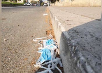 Latina, la città è un tappeto di guanti e mascherine(usate) Foto