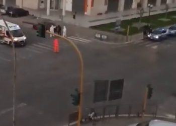 Latina, accusa febbre e malore in via Romagnoli: il 118 interviene con tuta e mascherine VIDEO