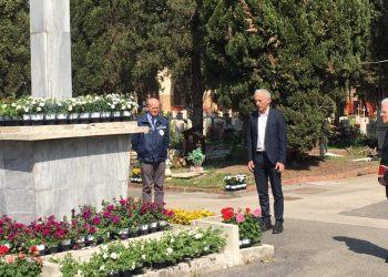 Coronavirus: cimitero chiuso a Latina, il sindaco Coletta depone fiori a nome della città