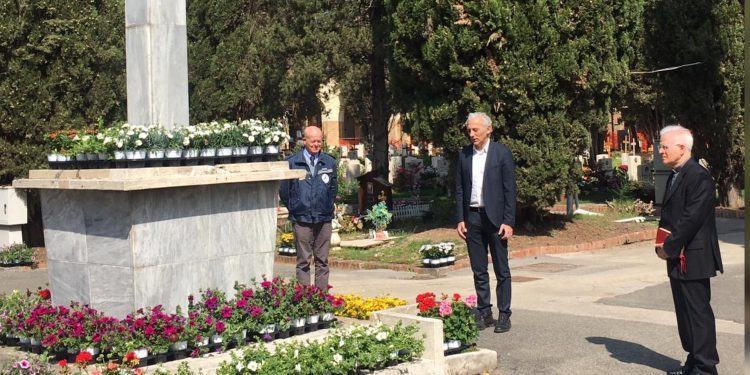 Coronavirus: cimitero chiuso a Latina, il sindaco Coletta depone fiori a nome della città