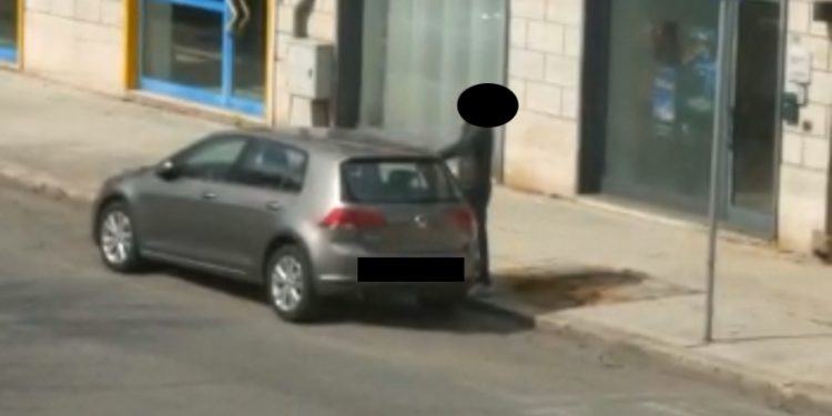 Latina, vedono dal terrazzo ladro d’auto in azione: ecco il video di un lettore