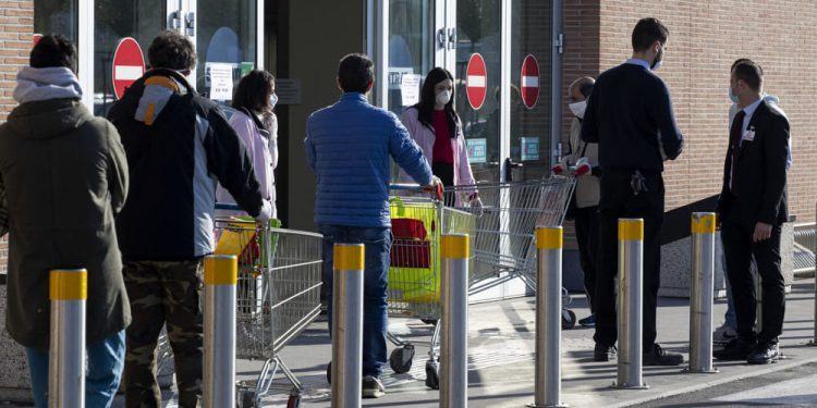 Intervista ad una commessa di un supermercato di Latina: “Lavoriamo 15 ore e con mascherine di carta!”