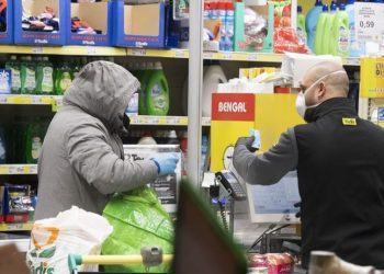Stress da coronavirus a Latina, lite per la fila al supermercato: interviene la polizia