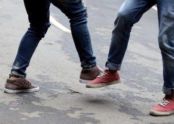 Coronavirus, il footshake al posto della stretta di mano: lo strano saluto spopola anche a Latina
