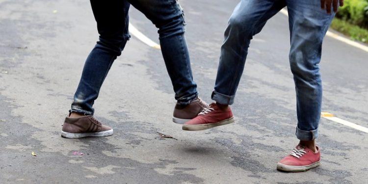 Coronavirus, il footshake al posto della stretta di mano: lo strano saluto spopola anche a Latina