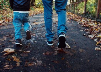 Sì passeggiata genitore-figlio vicino a casa. Ecco la nuova circolare del Ministero dell’Interno