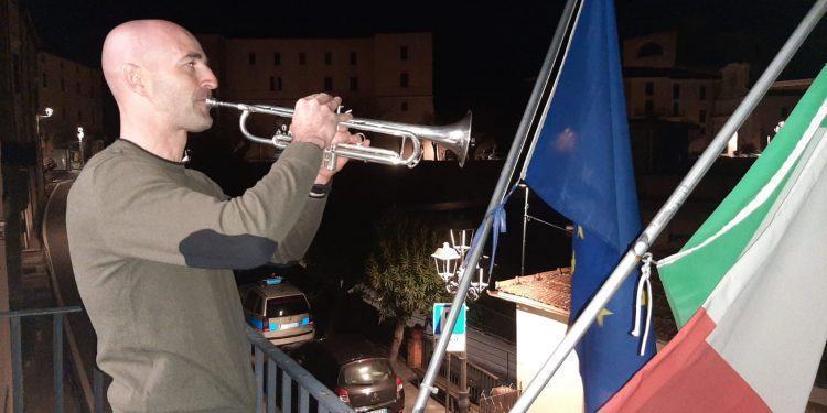 Coronavirus, in provincia di Latina i cittadini intonano l’Inno di Mameli VIDEO