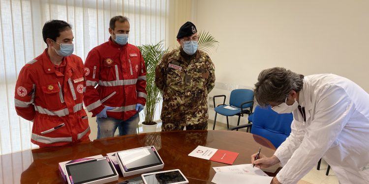 La Croce Rossa dona tablet all’ospedale “Goretti” per i pazienti Covid-19