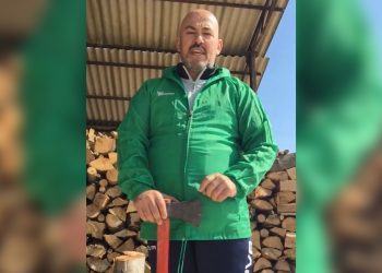 L’assessore di Terracina con l’ascia in mano: “Rimanete a casa, altrimenti sono mazzate” VIDEO