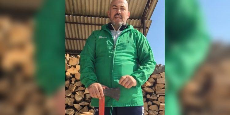 L’assessore di Terracina con l’ascia in mano: “Rimanete a casa, altrimenti sono mazzate” VIDEO