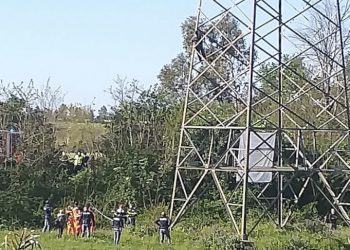 Latina, uomo si arrampica sul traliccio dell’alta tensione e minaccia il suicidio VIDEO