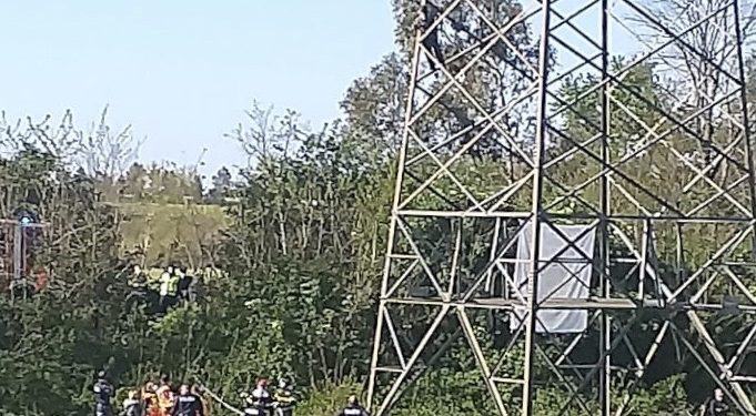 Latina, uomo si arrampica sul traliccio dell’alta tensione e minaccia il suicidio VIDEO