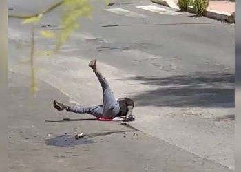 Latina, ubriaco fradicio si sdraia in mezzo alla strada: interviene la polizia e il 118 VIDEO