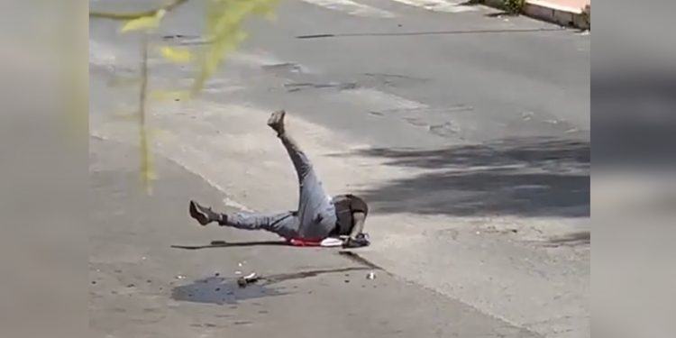 Latina, ubriaco fradicio si sdraia in mezzo alla strada: interviene la polizia e il 118 VIDEO