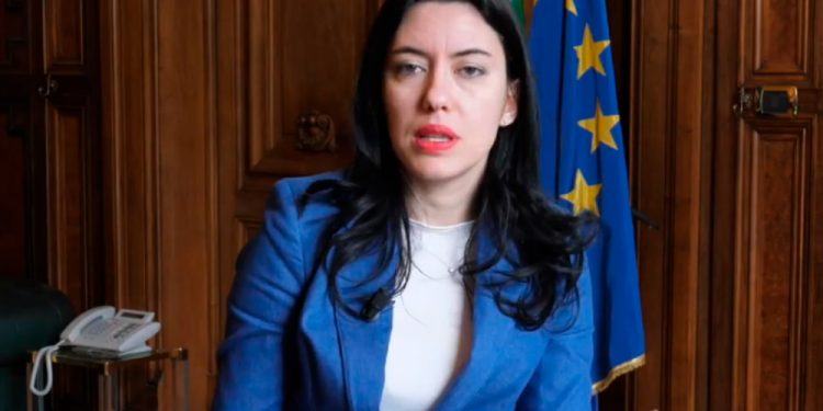 Azzolina: “Probabile chiusura scuole fino a giugno e didattica da casa anche a settembre”