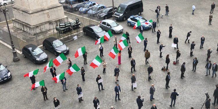 Fase 2, protesta davanti a Palazzo Chigi contro le misure del Governo
