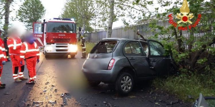 Schianto frontale tra auto e camion sulla Nettunense, muore un uomo di 40 anni