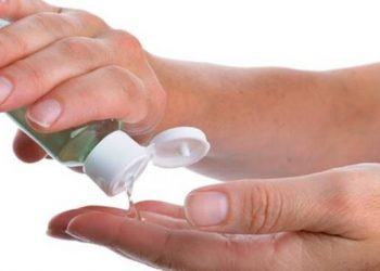 Giovane PR di Latina dona detergenti disinfettanti e rotoloni di carta alla Croce Rossa locale