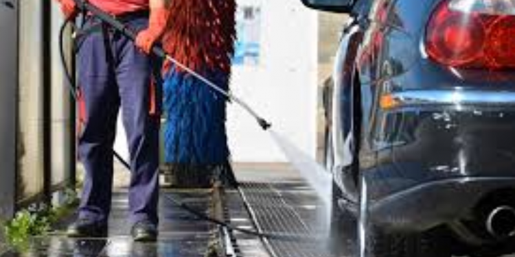 Latina, porta la macchina all’autolavaggio: multa da 400 euro ma la sanzione è illegittima