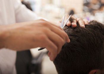 La Polizia trova barbiere aperto nonostante il divieto: sanzioni anche per i clienti