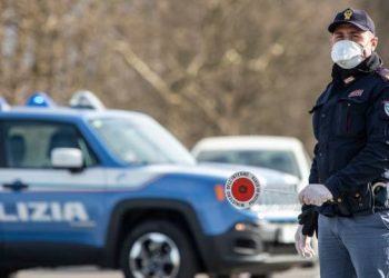 Follia nella “zona rossa” a Fondi: pick-up forza posto di blocco e tenta di investire agenti