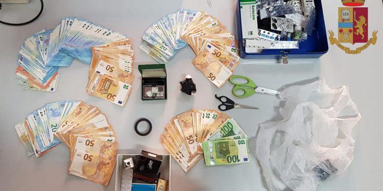 Fermato al controllo in strada a Latina, in casa gli trovano cocaina e 10mila euro