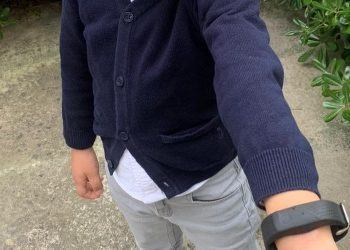 Arrivano i braccialetti che vibrano per distanziare i bambini a scuola. Un’idea mostruosa