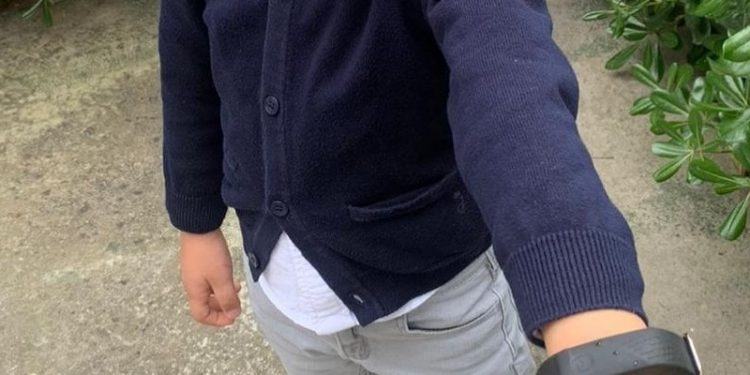 Arrivano i braccialetti che vibrano per distanziare i bambini a scuola. Un’idea mostruosa