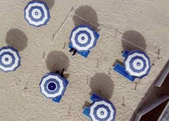 Estate e Covid-19: spiagge libere su prenotazione e distanza 5 metri tra ombrelloni, ecco le indicazioni dell’Inail