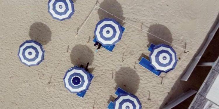 Estate e Covid-19: spiagge libere su prenotazione e distanza 5 metri tra ombrelloni, ecco le indicazioni dell’Inail
