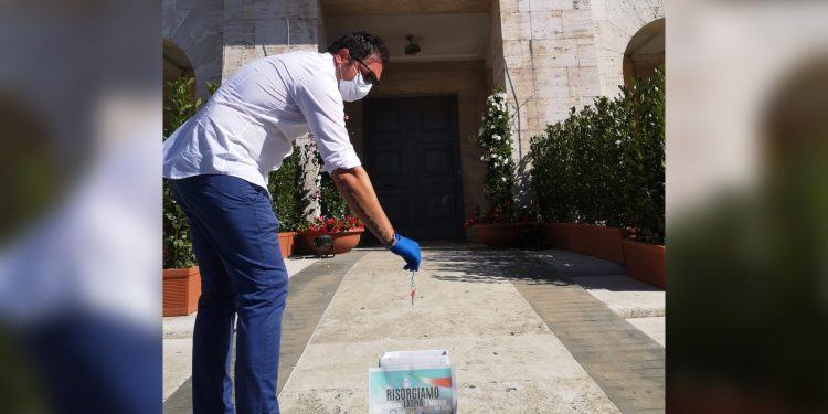 I commercianti di Latina restituiscono le chiavi delle loro attività al sindaco VIDEO