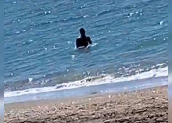 Latina, giovani sorpresi a fare il bagno in mare. L’appello del sindaco Coletta VIDEO