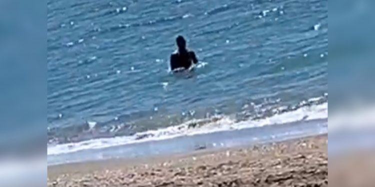 Latina, giovani sorpresi a fare il bagno in mare. L’appello del sindaco Coletta VIDEO