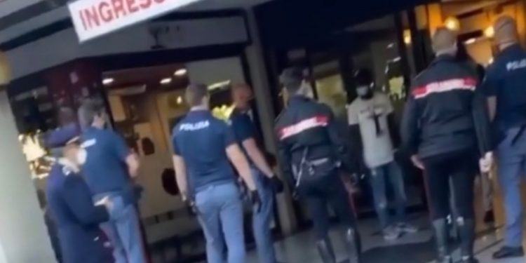 Latina, paura al “Palazzo di vetro”: senegalese minaccia poliziotti con un paio di forbici