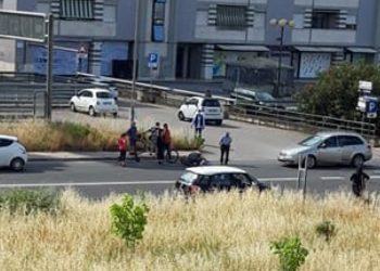 Latina, colpita da un’auto mentre va in bici: donna di 45 anni in gravi condizioni
