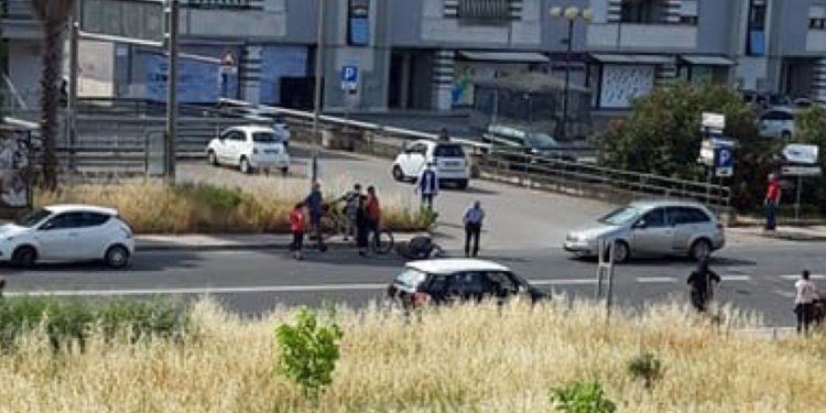 Latina, colpita da un’auto mentre va in bici: donna di 45 anni in gravi condizioni