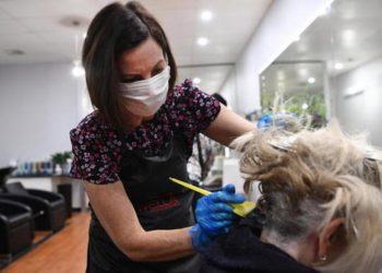 Ecco come riapriranno parrucchieri, barbieri e centri estetici: le linee guida dell’Inail
