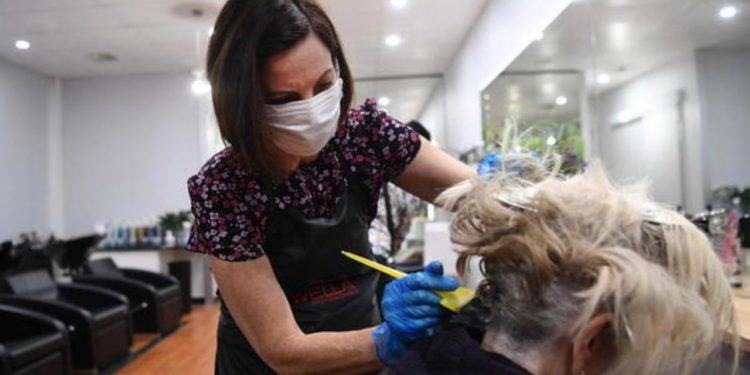 Ecco come riapriranno parrucchieri, barbieri e centri estetici: le linee guida dell’Inail