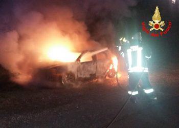 Auto prende fuoco nella notte a Latina, l’intervento dei Vigili del fuoco
