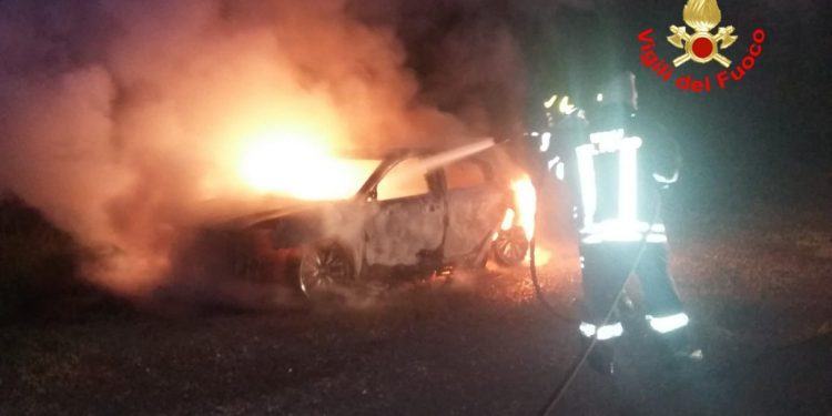 Auto prende fuoco nella notte a Latina, l’intervento dei Vigili del fuoco