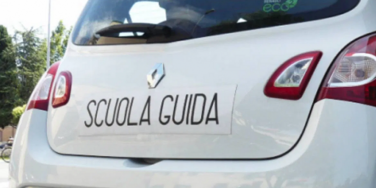 Riaprono le autoscuole, ma con la rivoluzione dell’esame di guida