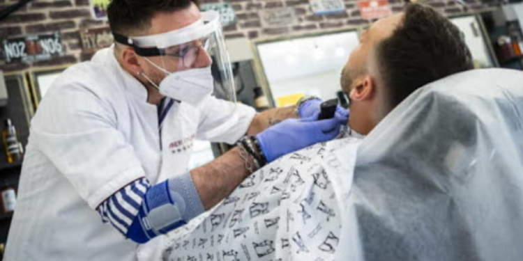Parrucchieri, barbieri, centri estetici e palestre riaprono prima nel Lazio