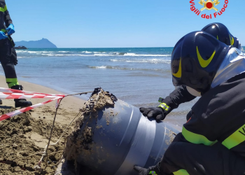 Paura sulla spiaggia di Sabaudia per un bidone: intervengono i Vigili del fuoco