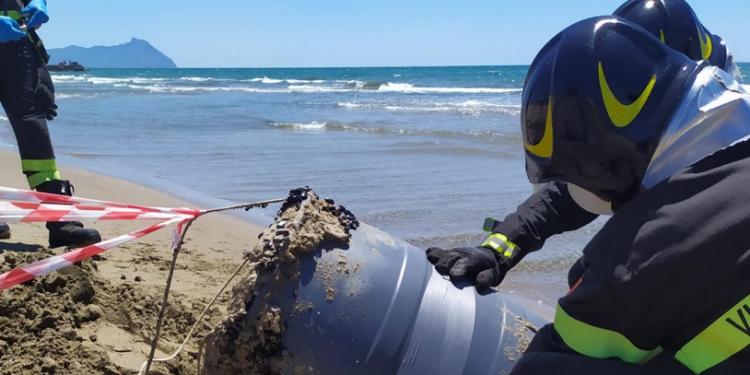 Paura sulla spiaggia di Sabaudia per un bidone: intervengono i Vigili del fuoco