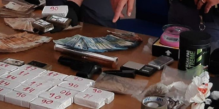 La Polizia trova 3 chili di hashish e 40mila euro in un negozio di Latina: arrestato 39enne
