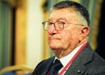 Covid,  il virologo Tarro: “Nessun pericolo per gli assembramenti dei giovani. In estate il virus sparisce”