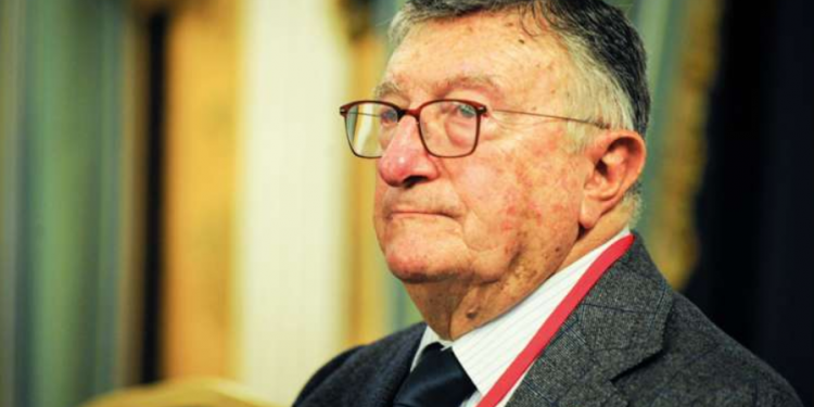 Covid, il virologo Tarro: “Nessun pericolo per gli assembramenti dei giovani. In estate il virus sparisce”