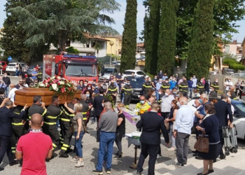 Latina, addio al pompiere ​morto a soli 47 anni: il commovente saluto dei colleghi VIDEO