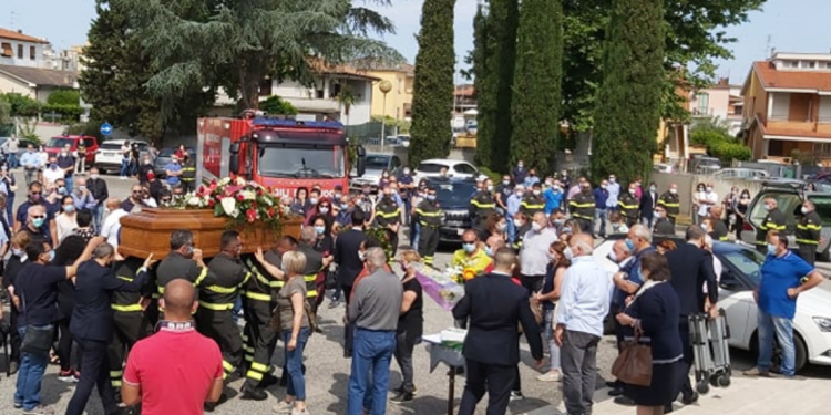 Latina, addio al pompiere ​morto a soli 47 anni: il commovente saluto dei colleghi VIDEO